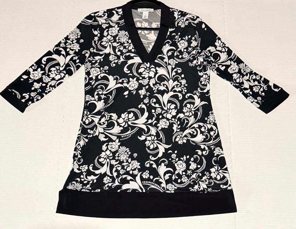 White House Black Market Tunic Size M Black White Floral V-Neck